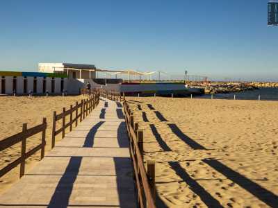 A solcare la spiaggia sabbiosa c�� una passerella in legno che conduce alle 90 colorate cabine